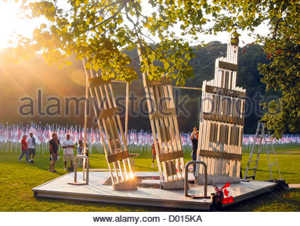 release-of-souls-artist-kathleen-katon-tonnesen-911-memorial-sculpture-surrounded-by-3000-flags-d015ka.jpg